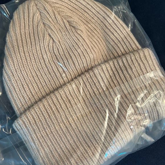 Tan The North Face Beanie New With Tags - Picture 3 of 3